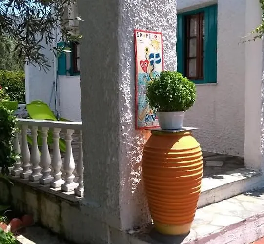 Manos Studios & Apartments *